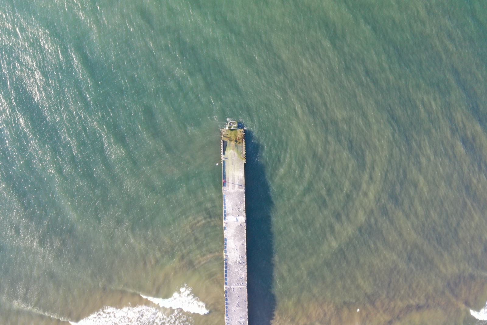 Długi drewniany falochron — ujęcie top-down z drona