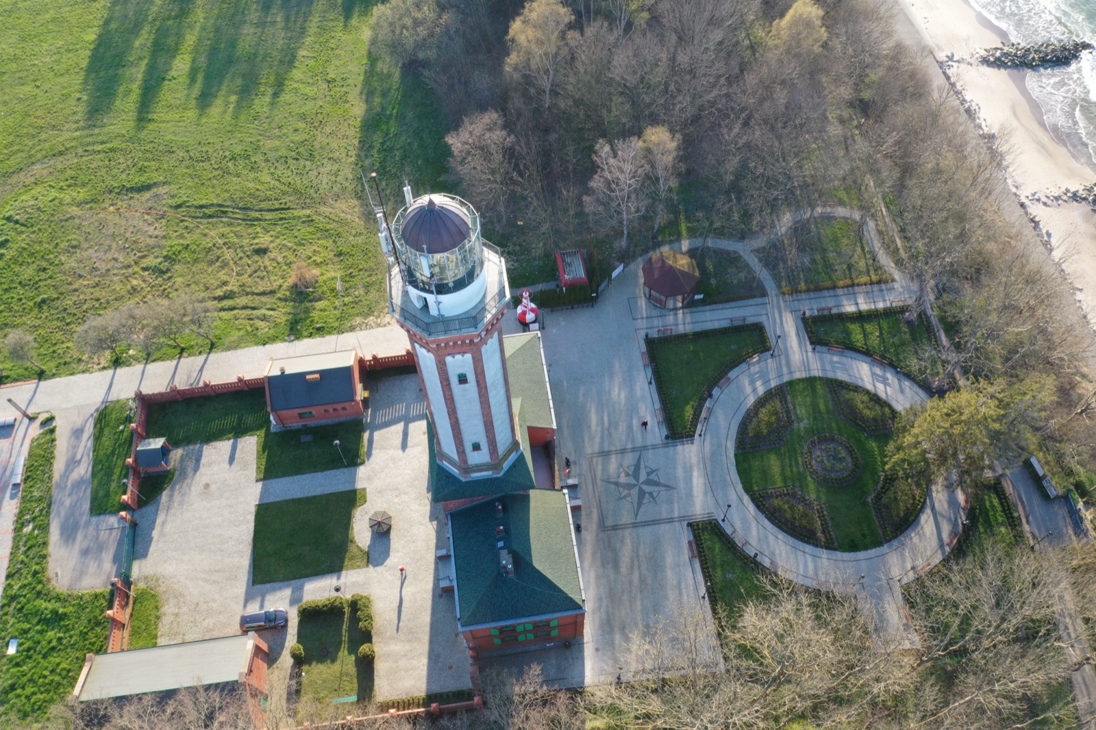 Latarnia Morska Niechorze z lotu ptaka — zielony park, klif, Bałtyk w tle