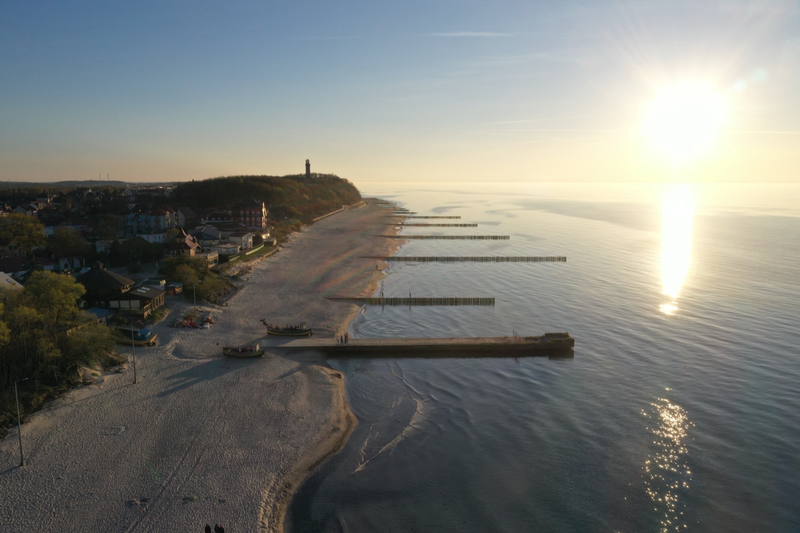Zachód słońca nad Bałtykiem — falochrony w ciepłym świetle